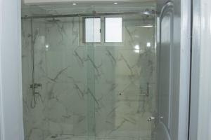 Et badeværelse på The Reach Apartments