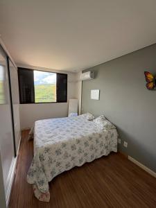 a small bedroom with a bed and a window at Apartamento Inteiro Próximo ao Centro in Águas de Lindoia +11 photos