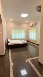 een slaapkamer met een groot bed in een kamer bij Abida Mansion 4BHK Near MCP Convention Centre IJK in Irinjālakuda +56 foto's