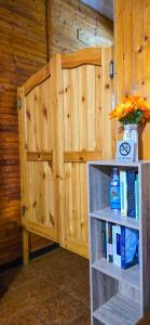 een boekenplank in een kamer met een houten deur bij Cuore della Sila Apartment in Camigliatello Silano +30 foto's