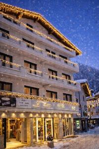 ein Gebäude mit einem Laden in der Nacht davor in der Unterkunft Alphotel Garni Salner in Ischgl