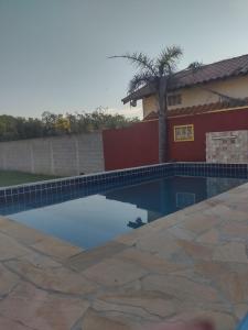 una piscina davanti a una casa di Chácara Recanto Girassol a Biritiba-Mirim