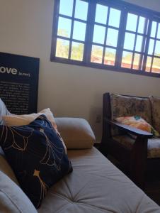 una camera con due sedie, un divano e una finestra di Chácara Recanto Girassol a Biritiba-Mirim Altre 20 foto