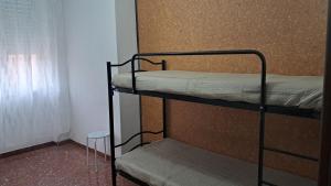 ein paar Etagenbetten in einem Zimmer in der Unterkunft La casa del capitano in Tarquinia