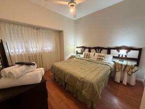 ein Schlafzimmer mit einem großen Bett und einem Fenster in der Unterkunft Gran Hotel Mar del Plata in Mar del Plata + 37 Fotos