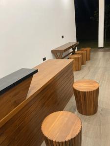 een rij houten tafels en krukken in een kamer bij Ocean Edge Holiday Resorts in Hiriketiya