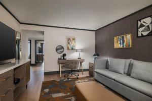 TV a/nebo společenská místnost v ubytování Hotel Indigo Detroit North - Troy by IHG