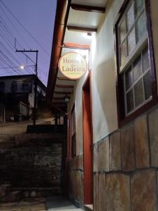 een bord aan de zijkant van een gebouw bij Hostel da Ladeira in Ouro Preto