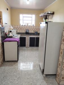 een keuken met een witte koelkast in de kamer bij Hostel da Ladeira in Ouro Preto