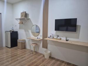 TV a/nebo společenská místnost v ubytování Cozy Stay Koh Yao Yai