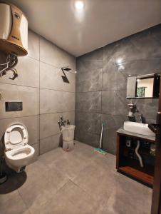 un bagno con un water e un lavandino di Haven Retreat a Srinagar Altre 40 foto