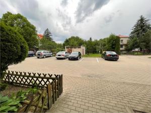 eine Gruppe von Autos auf einem Parkplatz geparkt in der Unterkunft Zacisze Ludowa in Olecko