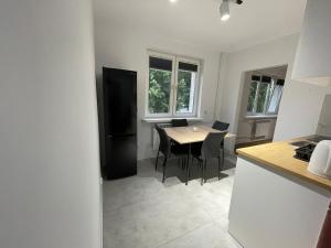 een keuken met een tafel en stoelen in een keuken bij Zacisze Ludowa in Olecko