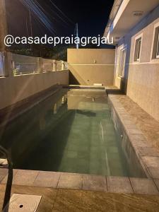 ein großer Wasserpool in einem Gebäude in der Unterkunft @casadepraiagrajau in Pontal do Paraná