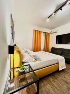 una camera da letto con un letto e un divano di Elene Suites Boutique a Palermo