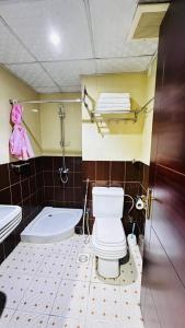 een badkamer met toilet, bad en wastafel bij فندق درة السليمانية in Quai