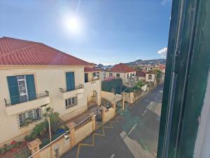 ein Blick aus einem Fenster auf eine Straße mit Häusern in der Unterkunft Mirasol Guesthouse in Funchal