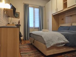 una camera da letto con un letto grande e una finestra di Valtellina-La casetta di Elena a Sondrio