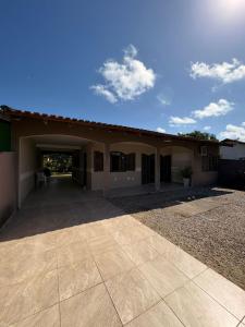 een groot gebouw met een grote parkeerplaats bij Casa em Itapoá - Barra do Saí in Itapoa