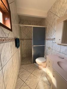 een badkamer met toilet en wastafel bij Casa em Itapoá - Barra do Saí in Itapoa +22 foto's