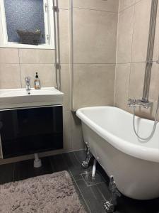 uma casa de banho com um lavatório e uma banheira e um lavatório em High Coast Stay em Ramvik