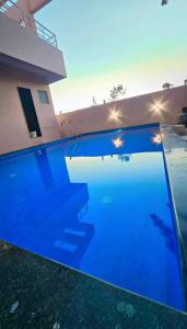 Bazén v ubytování ll EMPYREAN STAY ll SUPREME VILLA ll 3BHK II PVT POOL II MINI BAR AREA II AC nebo v jeho okolí