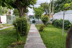 En have udenfor Casa cerca del centro luminosa y tranquila con patio