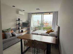 un salon avec une table et un canapé dans l'établissement Departamento Estudio Deluxe, à La Plata