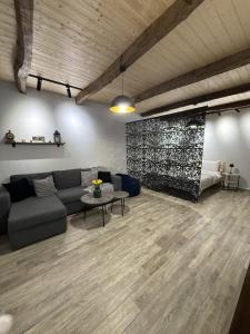 un soggiorno con un divano e un tavolo di Debed View Guesthouse a Debed