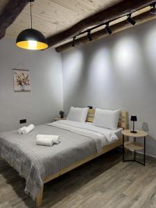 una camera da letto con un letto grande con due asciugamani sopra di Debed View Guesthouse a Debed