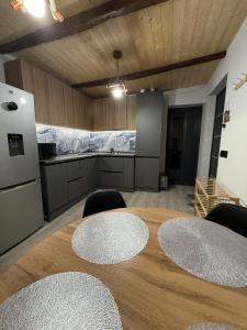 una sala conferenze con tavolo e sedie in legno di Debed View Guesthouse a Debed Altre 57 foto