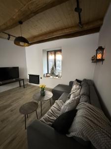 un soggiorno con un divano e un tavolo di Debed View Guesthouse a Debed