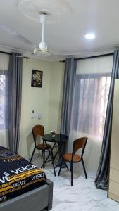 Khu vực ghế ngồi tại Nick Jaak's Courtyard Apts +1 ảnh