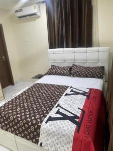 Giường trong phòng chung tại Nick Jaak's Courtyard Apts