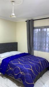 Giường trong phòng chung tại Nick Jaak's Courtyard Apts