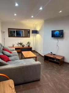 Et tv og/eller underholdning på House with pool and 4 bedrooms