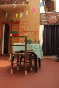 een tafel en een stoel met een tafelkleed erop bij La Chakana Hostel Cultural in Ubatuba +11 foto's