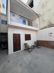 una palestra vuota con due sedie e un campo da basket di Residência 02 - SIM! ACOMODAMOS 08 PESSOAS a Japaratinga