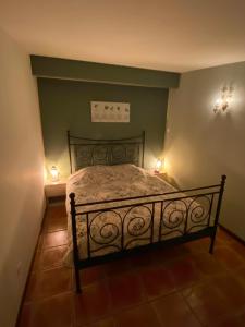un letto in una camera con due luci sul muro di Gite Deja Vu a Montcabrier