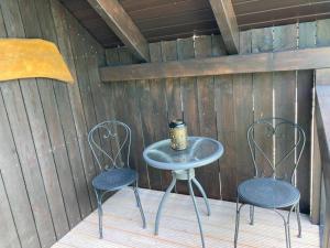 Una mesa y dos sillas con una taza encima. en Very Nice villa in Rødby, en Rødby