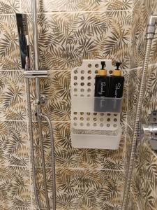 un bagno con una parete con carta da parati aige e marrone di Eden Borbonico a Caserta