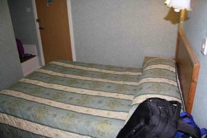 En eller flere senge i et værelse på Islamabad hotel & Guest House