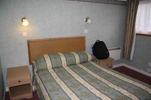 En eller flere senge i et værelse på Islamabad hotel & Guest House