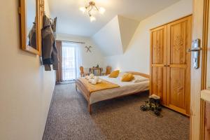 ein Schlafzimmer mit einem Bett in einem Zimmer in der Unterkunft Skalny Brzeg in Czarna Góra