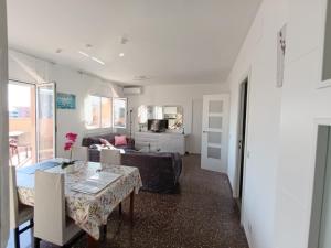 Et opholdsområde på Cozy and sunny penthouse Fira BCN + 17 billeder