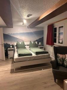 ein Schlafzimmer mit einem Bett und einem Gemälde an der Wand in der Unterkunft Schwarzwaldhus Tannenblick in Todtmoos