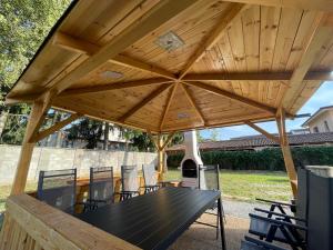 ein Holzpavillon mit Tisch und Stühlen in der Unterkunft Heliolit in Dudince
