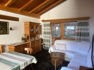 un salon avec un canapé et une table dans l'établissement Haus Waldrand, à Oberndorf en Tyrol