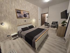 诺瓦拉水晶宾馆的一间带床的卧室和一间客厅