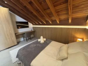 Studio moderno no Centro de Floripa CMA0101 في فلوريانوبوليس: غرفة نوم بسرير كبير بسقف خشبي